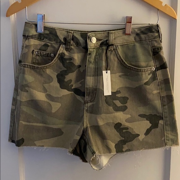 NWT Topshop Mom Jean High-waisted Raw Hem Shorts camo size 4 - Picture 3 of 6
